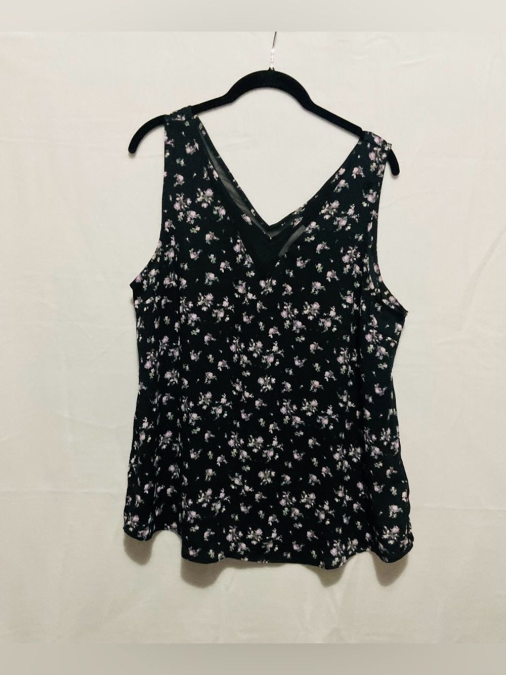 Madison grey ,Black Floral V-Neck Sleeveless Top Sz L